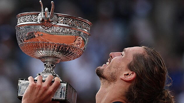 Alexander Zverev s trofejí pro vít�ze Roland Garros