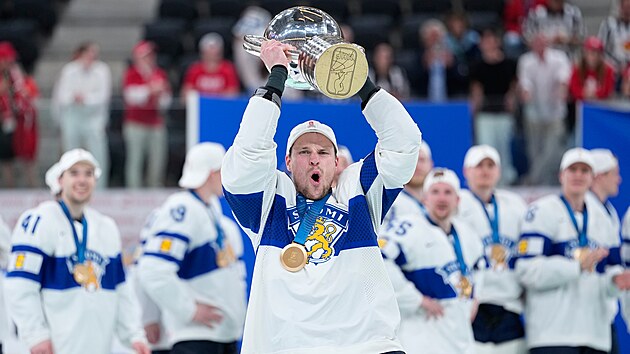 Fin�t� hokejist� slav� v�t�zstv� na mistrovstv� sv�ta.