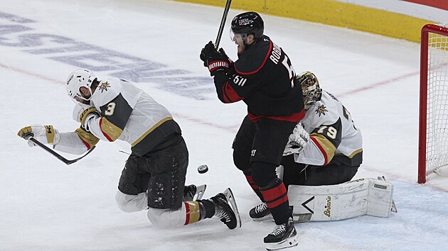 Obr�nce Brayden McNabb z Vegas pad� na led po tvrd�m z�sahu pukem p��mo do obli�eje. Situaci ve fin�le NHL p�ihl�� �to�n�k Caroliny Eric Robinson a brank�� Carter Hart