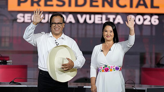Prezident�tí kandidáti Keiko Fujimoriová a Roberto Sánchez b�hem sledování...