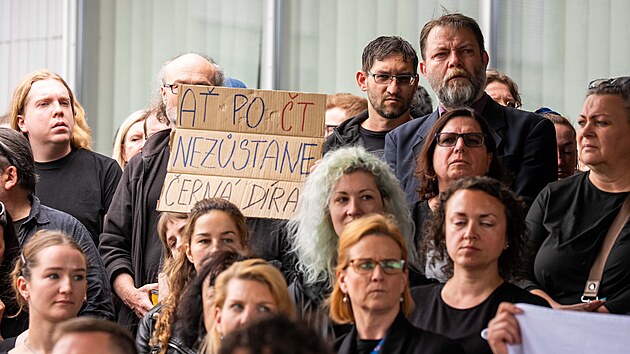 Protest iniciativy Ve�ejnoprávn� s podporou odbor� proti postupu vládní koalice...
