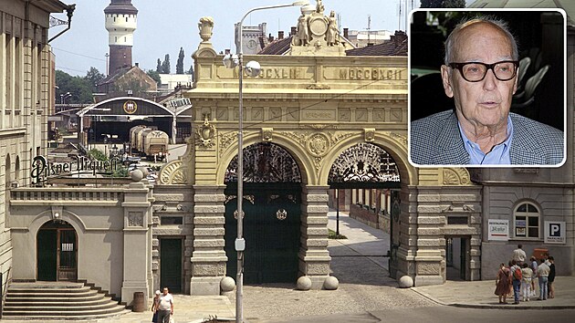 Brána pivovaru Plze�ský Prazdroj (1983). Na malém snímku Ivo Hlavá�ek.