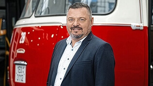 �editel Tomá� Pelikán se v dopravním podniku zdaleka nestará jen o autobusy a...