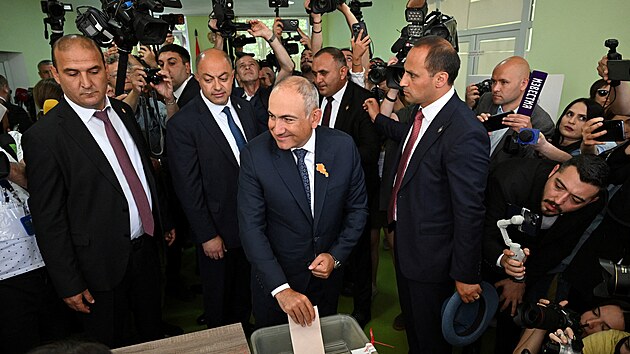 Arm�nsk� premi�r a p�edseda strany Ob�ansk� smlouva Nikol Pa�injan odevzd�v� hlas ve volebn� m�stnosti b�hem parlamentn�ch voleb v Jerevanu. (7. �ervna 2026)