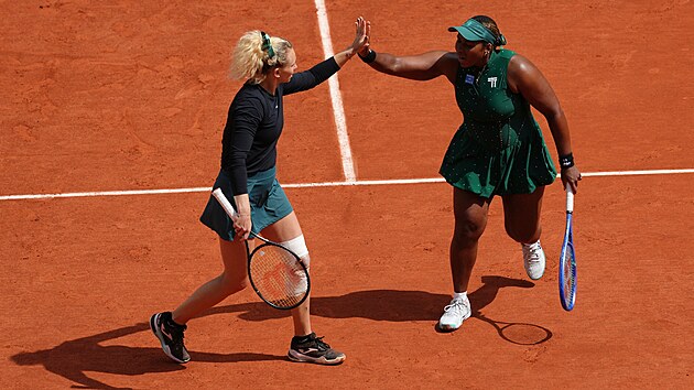 Kate�ina Siniakov� (vlevo) a Ameri�anka Taylor Townsendov� se hecuj� ve fin�le Roland Garros.