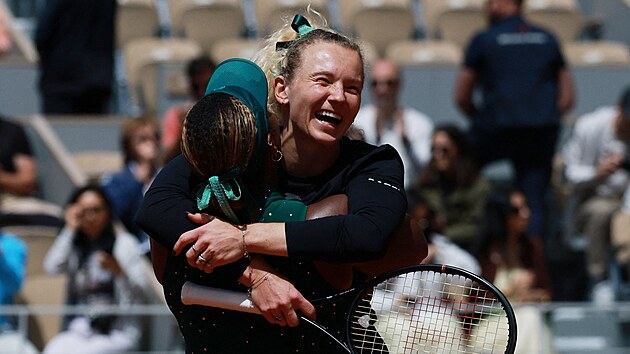 Kate�ina Siniakov� (�elem) slav� spole�n� s Taylor Townsendovou deblov� titul z Roland Garros.