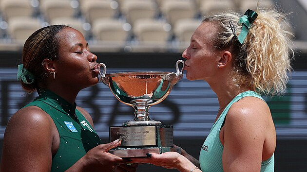 Kate�ina Siniakov� (vpravo) a Ameri�anka Taylor Townsendov� l�baj� trofej pro v�t�zky �ty�hry na Roland Garros