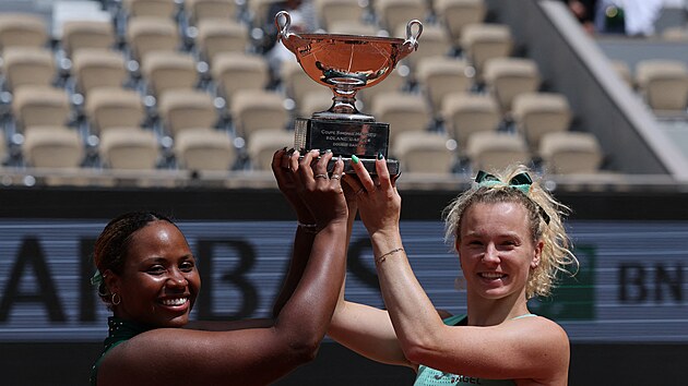 Kate�ina Siniakov� (vpravo) a Ameri�anka Taylor Townsendov� p�zuj� s trofej� pro v�t�zky �ty�hry na Roland Garros.