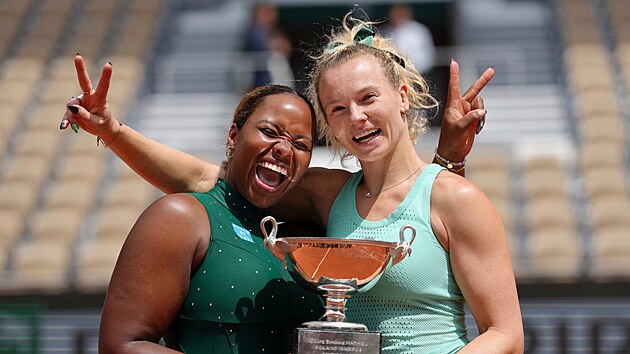 Kate�ina Siniakov� (vpravo) a Ameri�anka Taylor Townsendov� p�zuj� s trofej� pro v�t�zky �ty�hry na Roland Garros.