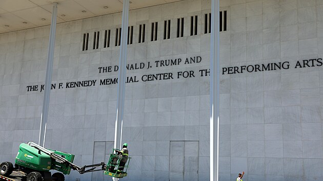 Kennedyho centrum na��dilo odstranit ze sv�ho n�zvu Trumpovo jm�no. (5. �ervna 2026)