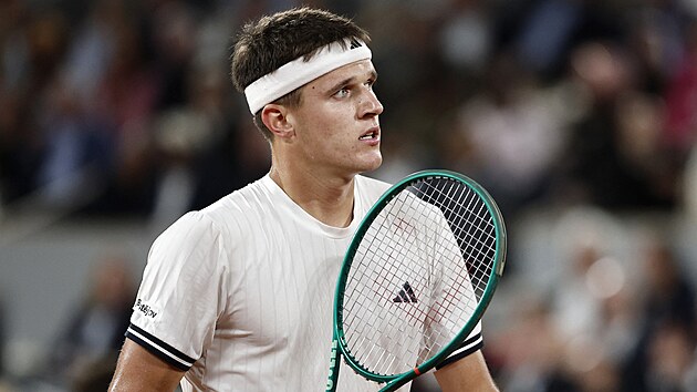 Jakub Men��k ve �tvrtfin�le Roland Garros.