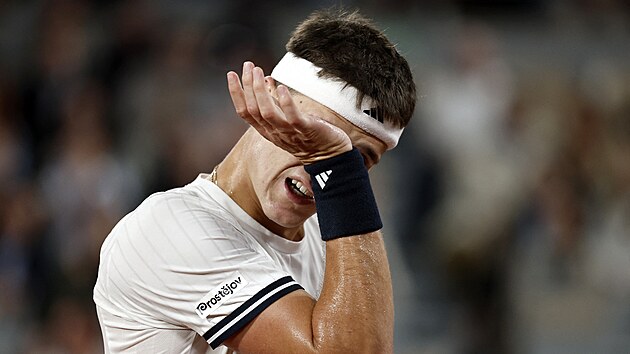 Jakub Men��k si ot�r� pot b�hem �tvrtfin�le Roland Garros.