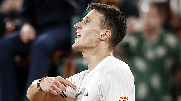 Jakub Men��k slav� postup do semifin�le Roland Garros.