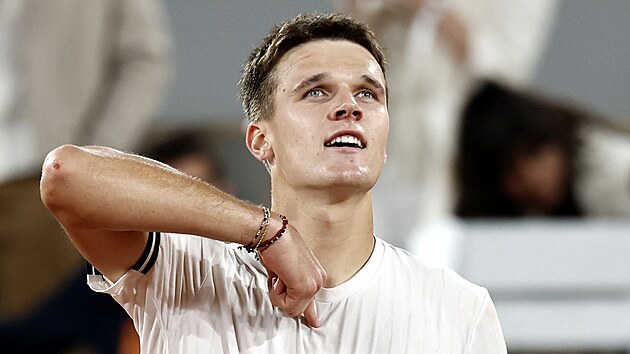 Jakub Men��k si vychutn�v� v�t�zstv� ve �tvrtfin�le Roland Garros.