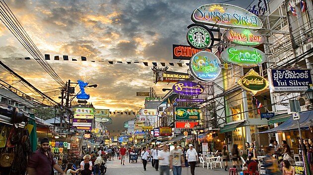 Pozdní odpoledne na Khao San Road, nejslavn�j�í ulici v thajském Bangkoku,...