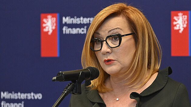 Ministryn� financí Alena Schillerová na tiskové konferenci k p�edstavení výhod...