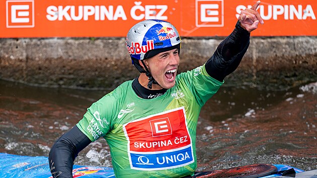 Jakub Krej�� slav� v Troji triumf v kayakcrossu.