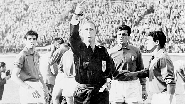 Anglický sudí Ken Aston posílá italského fotbalistu Ferriniho ze h�i�t� ve...