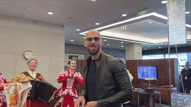 Kontroverzn� influencer Andrew Tate dorazil do Ruska, kde jej p�iv�tali chlebem a sol�. (2. �ervna 2026)