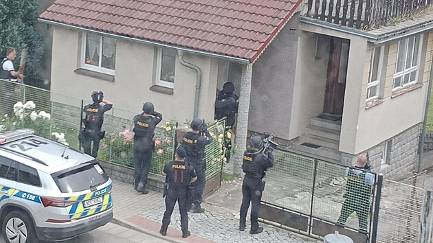 Policist� a z�sahov� jednotka zadr�eli mu�e, kter� se po ulici �vandy Dud�ka ve Strakonic�ch pohyboval se st�elnou zbran�. (4. �ervna 2026)