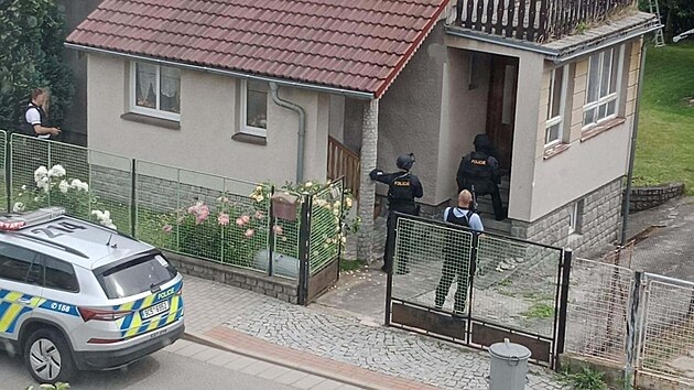 Policist� a z�sahov� jednotka zadr�eli mu�e, kter� se po ulici �vandy Dud�ka ve Strakonic�ch pohyboval se st�elnou zbran�. (4. �ervna 2026)