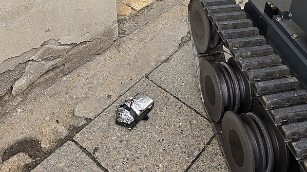 Policist� kv�li podez�el�mu p�edm�tu evakuovali budovu gymn�zia na Mendelov� n�m�st� v Brn�. P�edm�t zne�kodnil pyrotechnik pomoc� robotick�ho vodn�ho rozst�elova�e. (1. �ervna 2026)