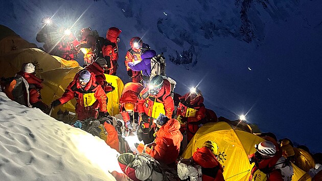 Horolezci vyr�ej� z t�bora 3, aby pokra�ovali ve v�stupu na vrchol Everestu. (19. kv�tna 2026)