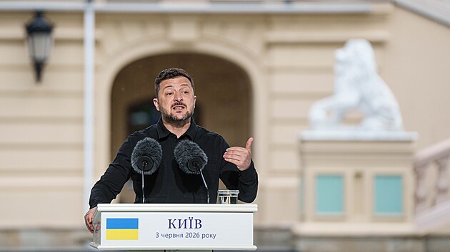 Ukrajinsk� prezident Volodymyr Zelenskyj na tiskov� konferenci v Kyjev�, kde se setkal s gener�ln�m tajemn�kem NATO Markem Ruttem (3. �ervna 2026)