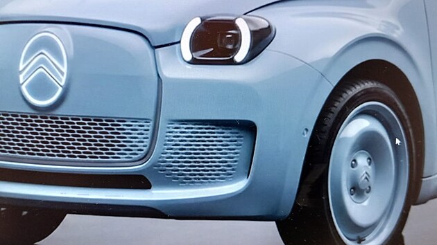 Po cel� desetilet� se spekulovalo o p��chodu nov�ho Citro�nu 2CV, nyn� je kone�n� opravdu bl�zko. Opr�it tuto legendu se pokou�eli r�zn� design��i a s konceptem podobn�ho auta p�i�el i americk� Chrysler. Vznikla dokonce i kachna ze d�eva!