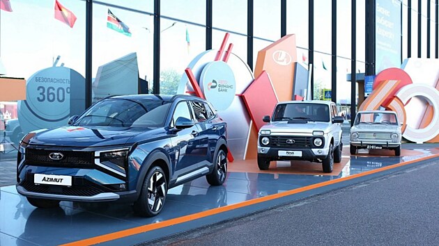 Modernizovan� Niva Legend slavila premi�ru na Mezin�rodn�m ekonomick�m f�ru v Petrohradu v Rusku, kde ji dopl�ovalo SUV Azimut a klasick� sedan VAZ-2101.