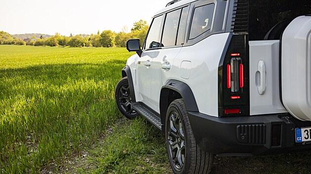 ... zezadu zase jako Land Rover Defender. 