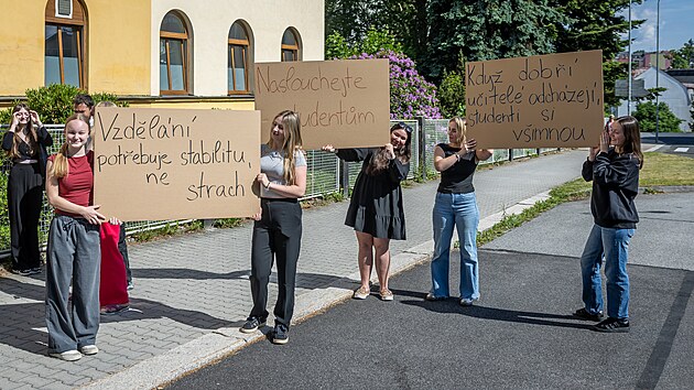 Dav p�i�el i s transparenty. �Máme toho dost!� nebo �Vzd�lání pot�ebuje...