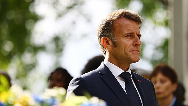 Francouzsk� prezident Macron a rwandsk� prezident Kagame slavnostn� otev�eli pam�tn�k genocidy v Pa��i. Um�leck� d�lo v podob� dvojit� st�ly od um�lkyn� Grady Kilomby vzd�v� hold ob�tem rwandsk� genocidy. (2. �ervna 2026)