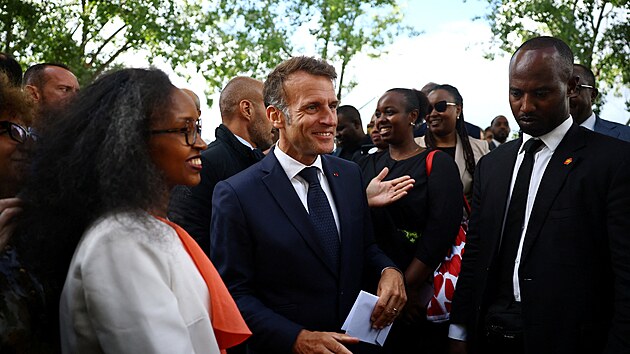 Francouzsk� prezident Macron a rwandsk� prezident Kagame slavnostn� otev�eli pam�tn�k genocidy v Pa��i. (2. �ervna 2026)