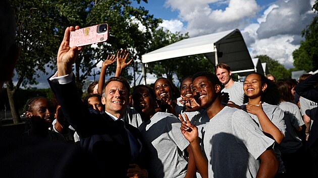 Francouzsk� prezident Macron a rwandsk� prezident Kagame slavnostn� otev�eli pam�tn�k genocidy v Pa��i. (2. �ervna 2026)