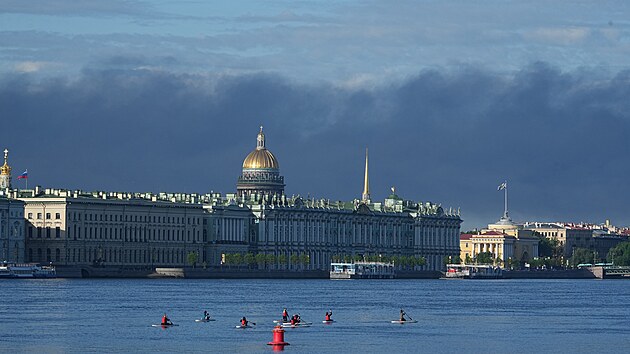 Ukrajinsk� drony �to�ily na rusk� Petrohrad, nad m�stem stoup� d�m. (3. �ervna 2026)