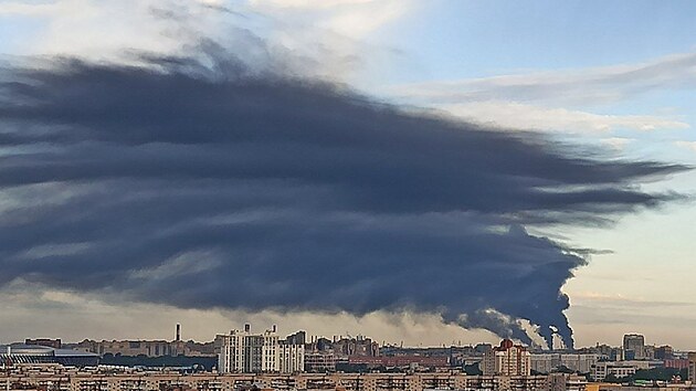 Ukrajinsk� drony zas�hly rusk� Petrohrad. Z n�kolika �tvrt� ve m�st� stoupal hust� kou�. (3. �ervna 2026)
