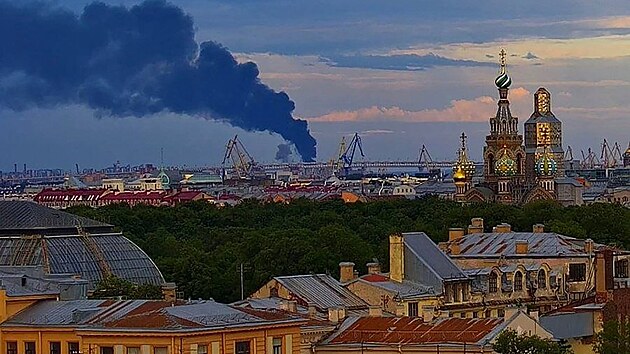 Ukrajinsk� drony zas�hly rusk� Petrohrad. Z n�kolika �tvrt� ve m�st� stoupal hust� kou�. (3. �ervna 2026)