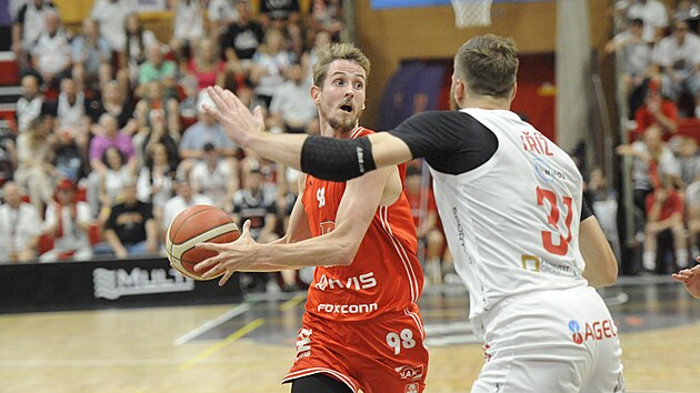 Jakub Tůma z Pardubic (vlevo) a Martin Kříž z Nymburka během čtvrtého finále...