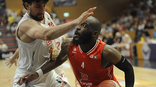 Jamonda Roshawn Bryant z Pardubic u míče během čtvrtého finále Maxa NBL.