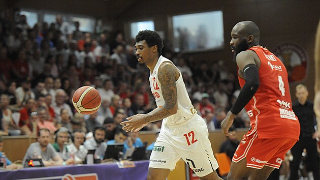 Nymburk'tan Tony Perkins (solda) ve Pardubice'den Jamonda Roshawn Bryant...