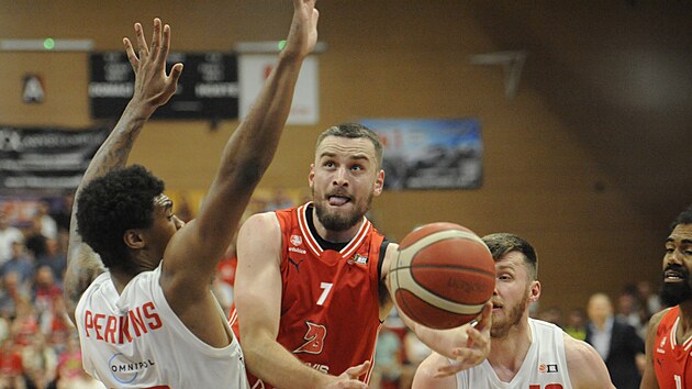 Adam Luke� z Pardubic st�ílí na ko� b�hem �tvrtého finále Maxa NBL.
