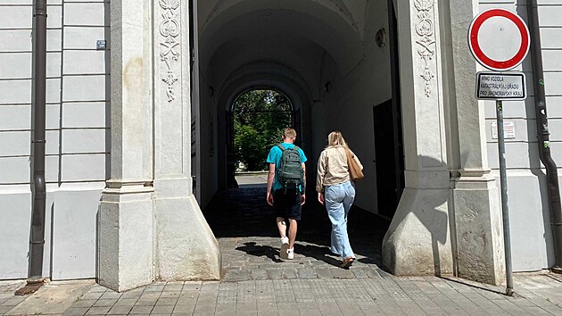 Pr�chod s br�nou slou��c� jako zkratka z historick�ho centra Brna do parku Danu�e Muzik��ov�. (�erven 2026)
