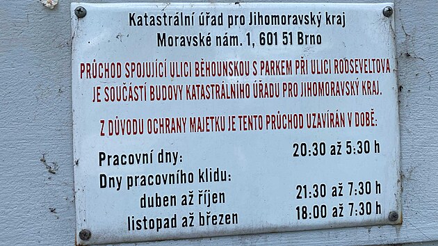 Pr�chod s br�nou slou��c� jako zkratka z historick�ho centra Brna do parku Danu�e Muzik��ov�. D��ve byl uzav�r�n, ��dost o omezen� se znovu projedn�v�. (�erven 2026)