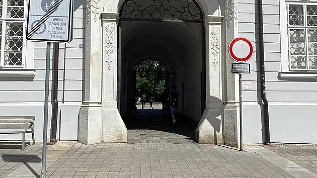 Pr�chod s br�nou slou��c� jako zkratka z historick�ho centra Brna do parku Danu�e Muzik��ov�. (�erven 2026)