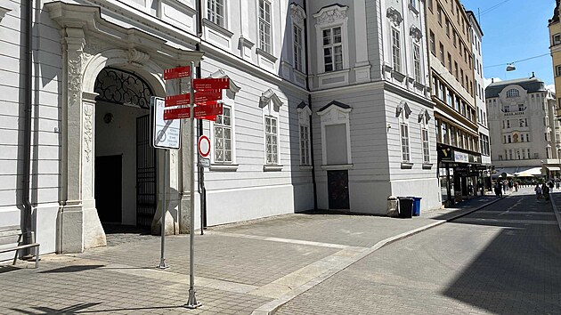 Pr�chod s br�nou slou��c� jako zkratka z historick�ho centra Brna do parku Danu�e Muzik��ov�. (�erven 2026)