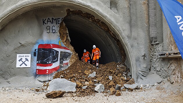 Dopravn� podnik v Brn� pracuje na stavb� tramvajov� trati na s�dli�t� Kamechy. Dne 9. �ervna 2026 prorazily stroje posledn� metry tunelu dlouh�ho 320 metr�.