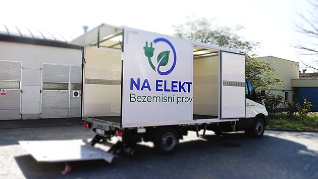 Z bezm�la 20 let star�ho, naftou poh�n�n�ho rozv�kov� auta p�e�li v novom�stsk� nemocnici na z�novn� elektrick� v�z (na sn�mku). N�kladn� automobil za t�m�� 2,5 milionu nyn� transportuje po are�lu j�dlo pro pacienty �i materi�l ze sklad�, pro co� je elektromobil vhodn�j�� ne� diesel.