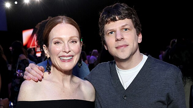 Julianne Moore a Jesse Eisenberg (2025)