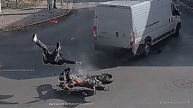 Dopravn� nehoda motork��e a dod�vky.